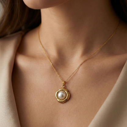 Collier vintage en acier inoxydable doré avec perle nacrée centrale