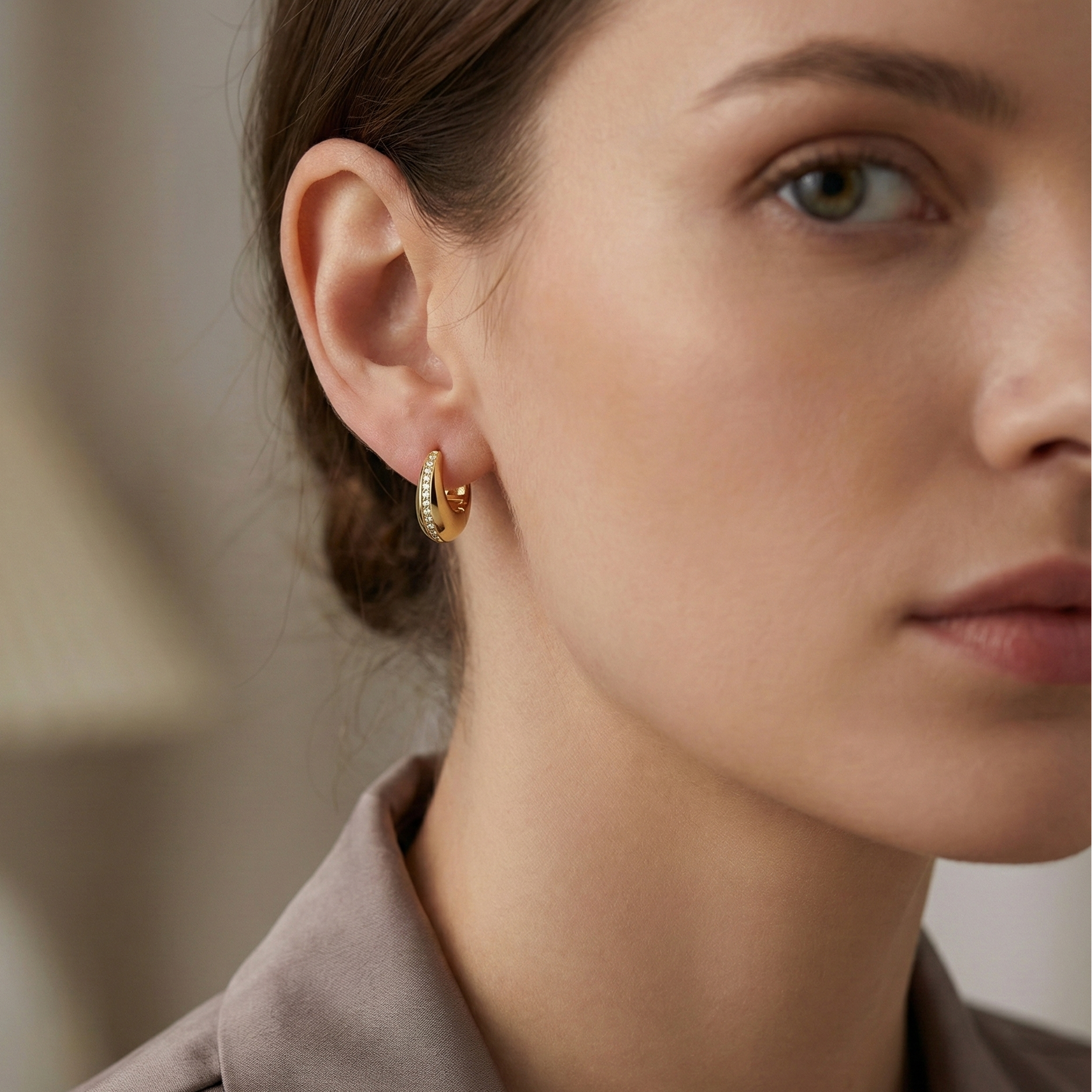 Créoles bombées dorées or 18k avec ligne de strass scintillants, design compact et structuré chic