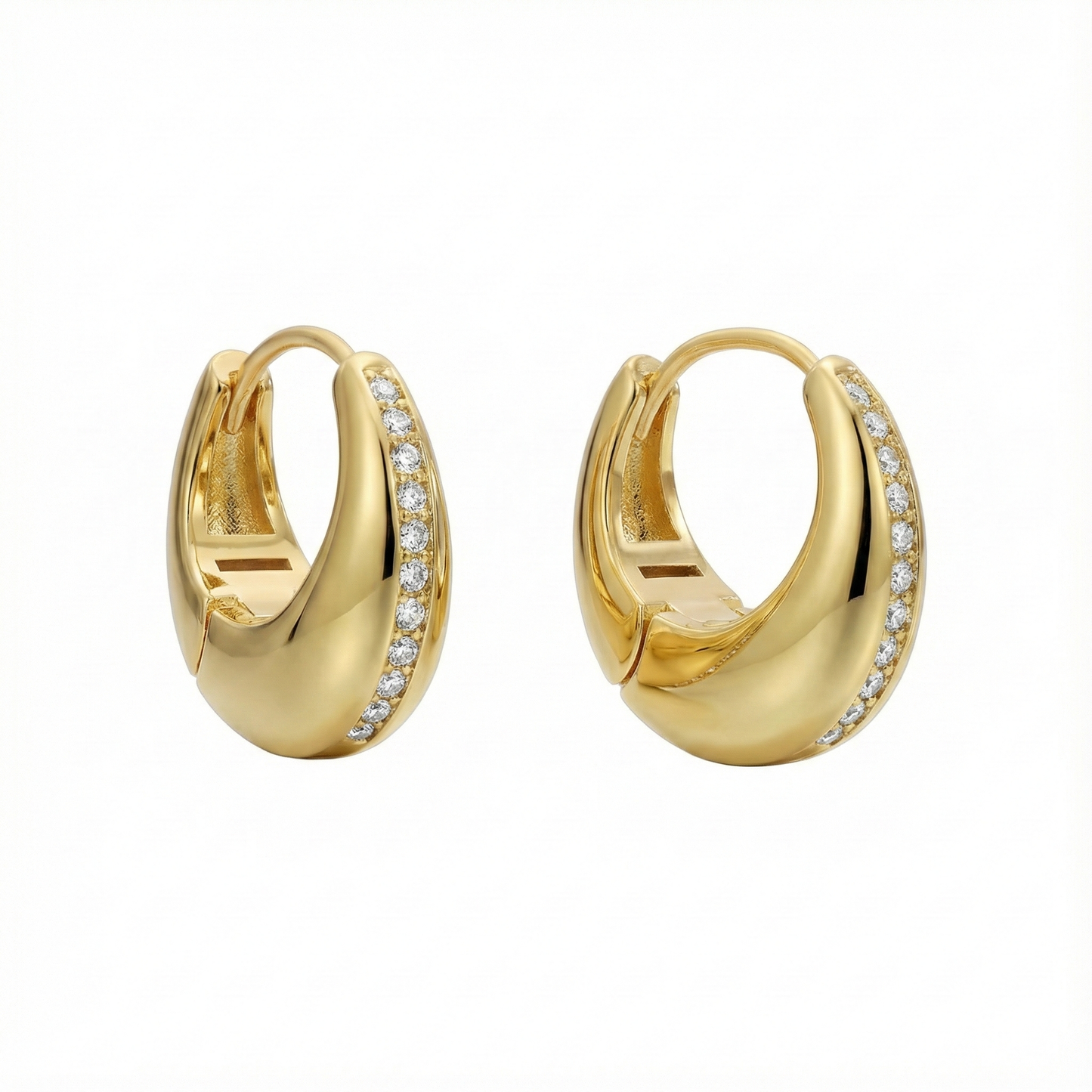 Créoles bombées dorées or 18k avec ligne de strass scintillants, design compact et structuré chic