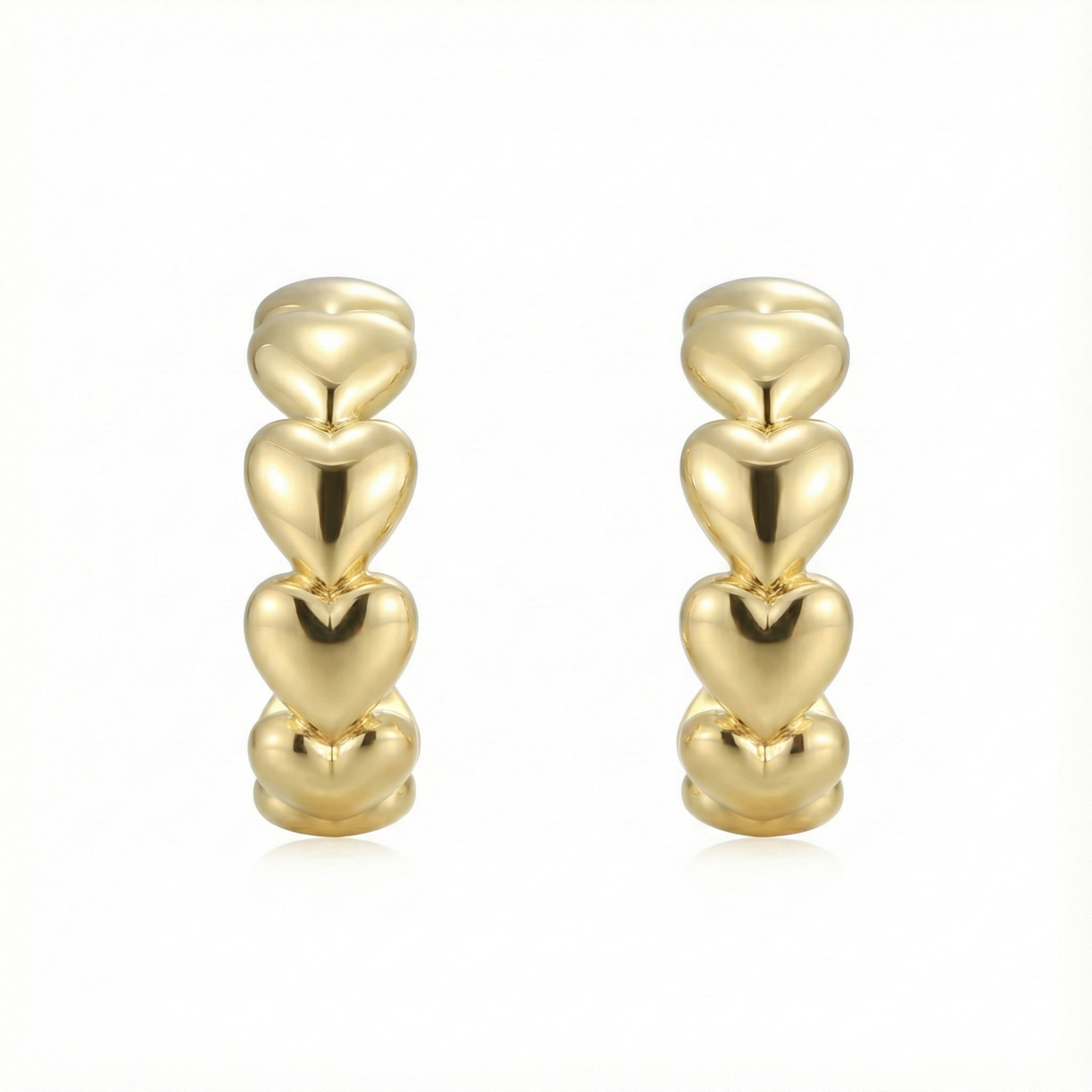 Créoles doré à l’or 18k avec cœurs sculptés en relief