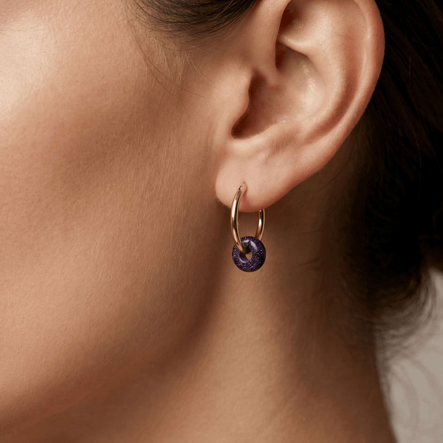 Créoles dorées 18K en laiton avec pendentif violet pailleté effet sable doré