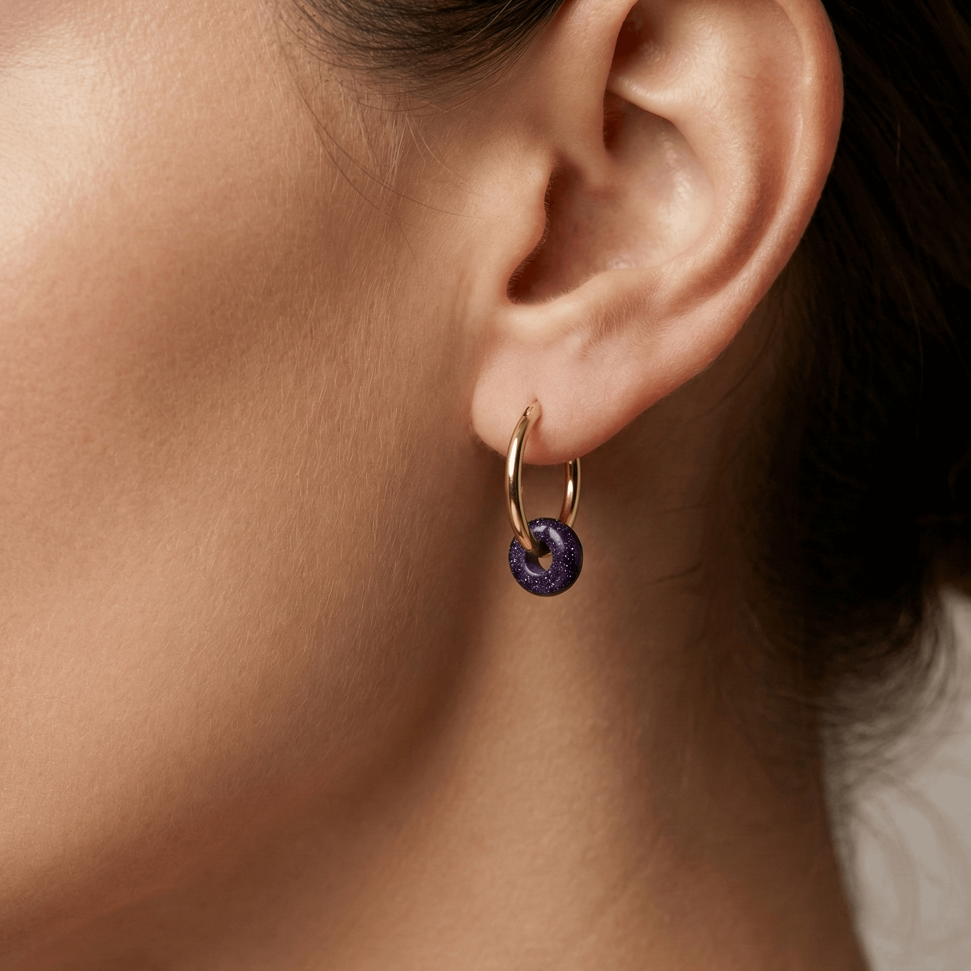 Créoles dorées 18K en laiton avec pendentif violet pailleté effet sable doré