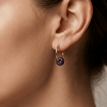 Créoles dorées 18K en laiton avec pendentif violet pailleté effet sable doré