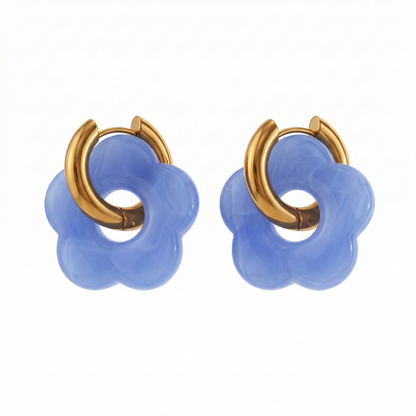 Créoles dorées en acier inoxydable avec pendentif fleur bleu pastel en résine