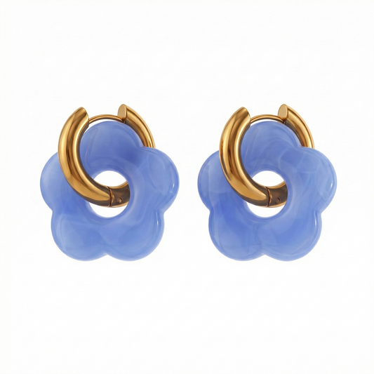 Créoles dorées en acier inoxydable avec pendentif fleur bleu pastel en résine