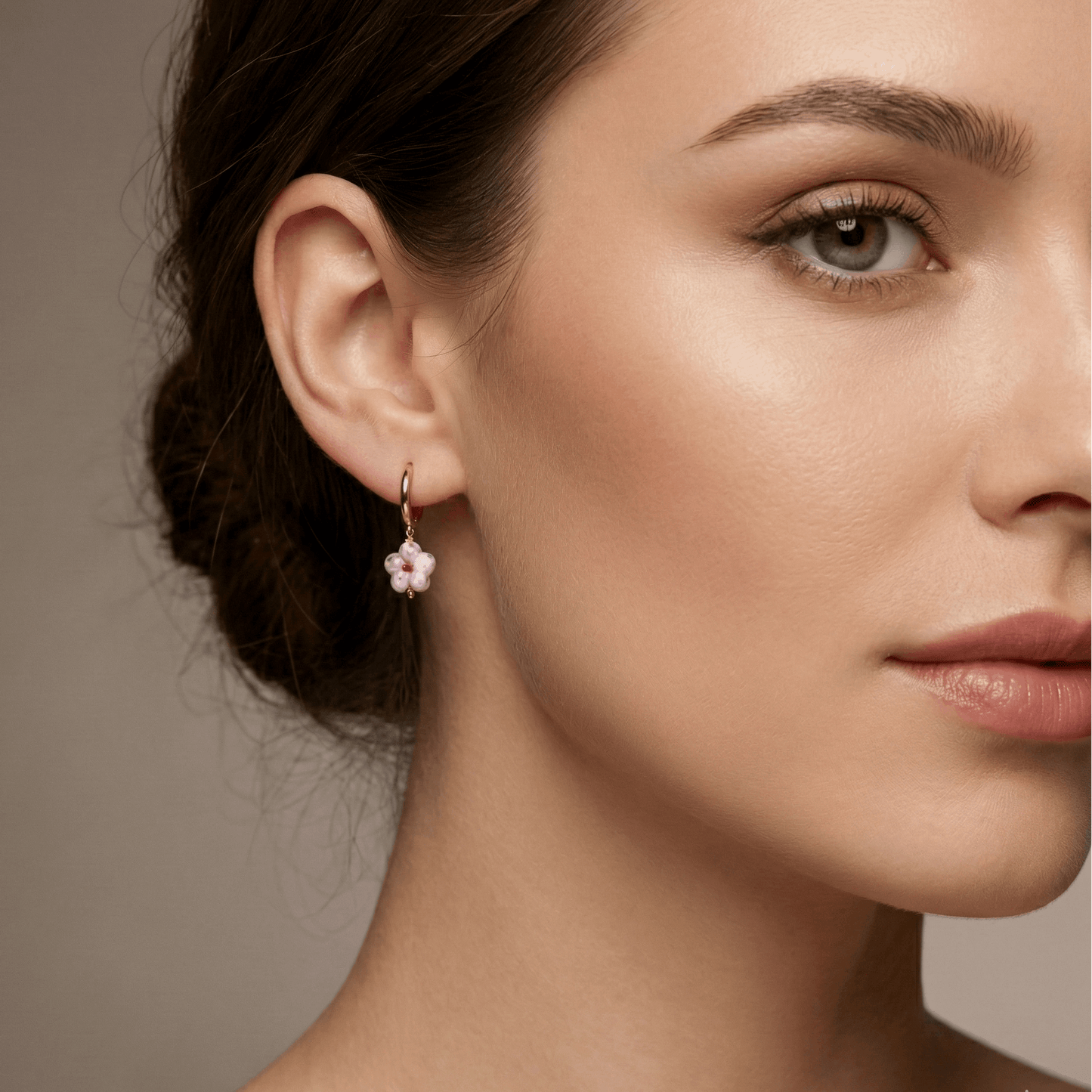 Créoles dorées en acier inoxydable avec pendentif fleur rose