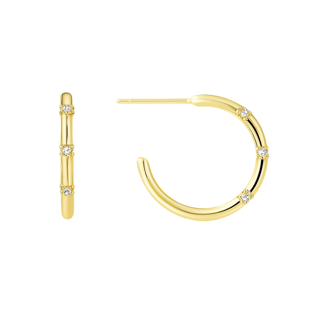 Ces boucles d’oreilles créoles dorées se distinguent par leur design fluide et épuré, ponctué de trois fines lignes de zircons étincelants. Leur forme semi-ouverte revisite la créole classique avec modernité, tout en conservant une allure intemporelle et sophistiquée.