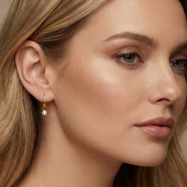 Créoles dorées or 18k asymétriques avec perle blanche pendante