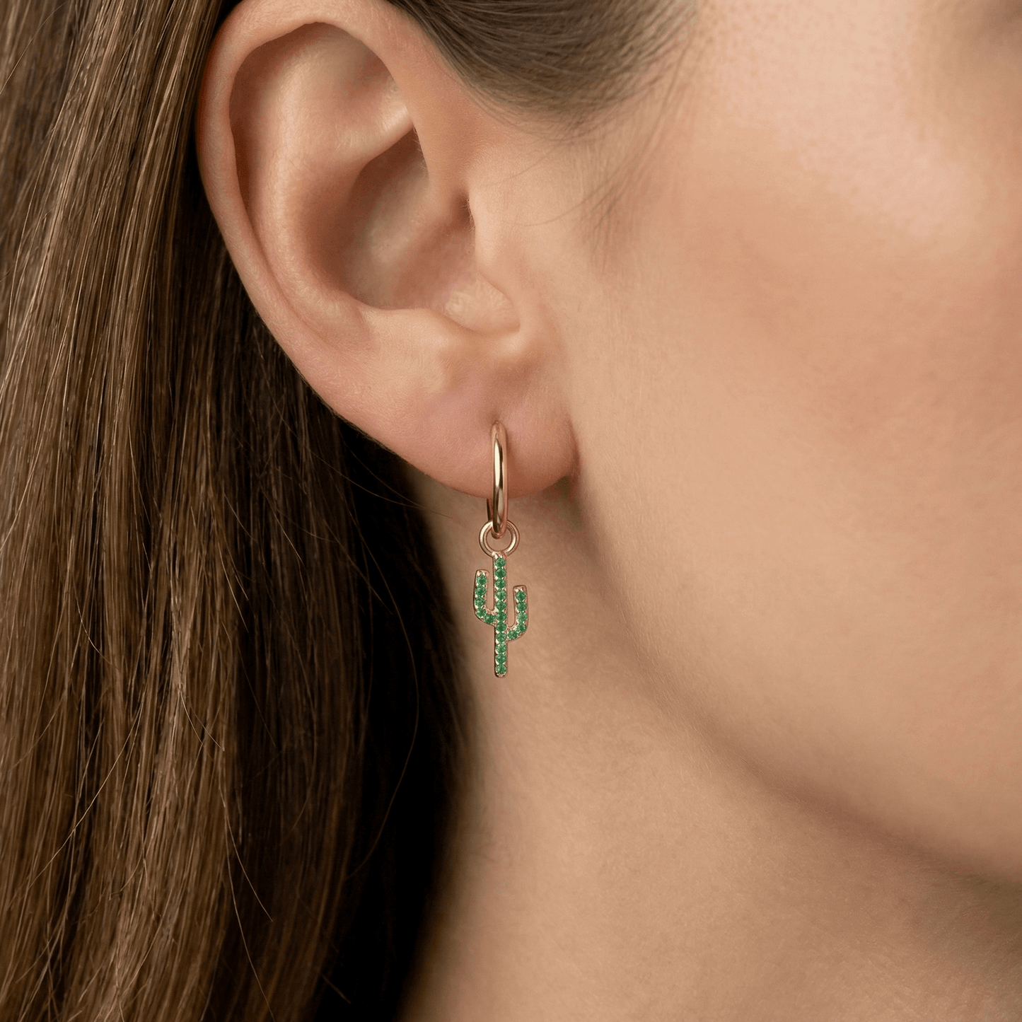 Créoles dorées or 18k avec pendentif cactus pavé de zircons verts