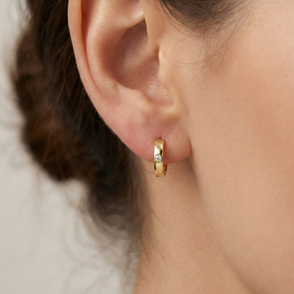 Créoles dorées or 18k fines avec zircon blanc scintillant serti sur le côté, bijou minimaliste et discret