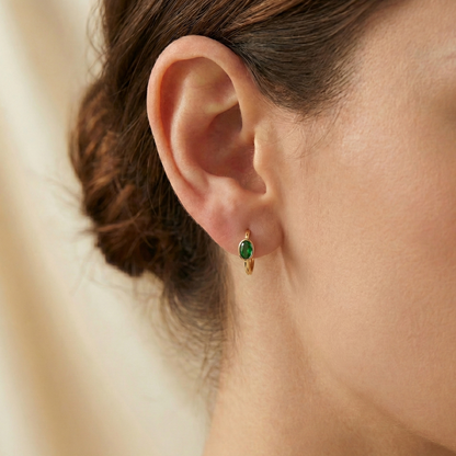 Créoles dorées or 18k de forme ovale avec pierre synthétique verte aux reflets émeraude, bijou minimaliste et élégant