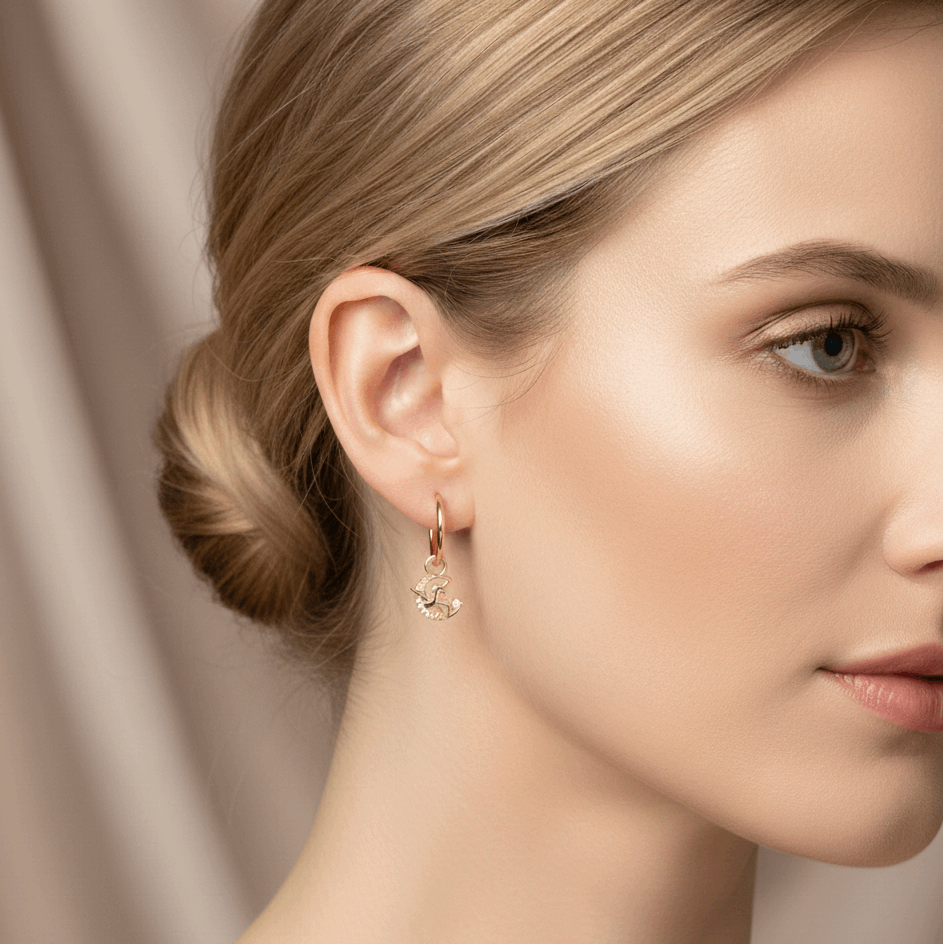 Créoles dorées or 18k avec pendentif licorne serti de pierres blanches, format 2,7 cm, élégantes pour un usage quotidien