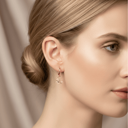 Créoles dorées or 18k avec pendentif licorne serti de pierres blanches, format 2,7 cm, élégantes pour un usage quotidien