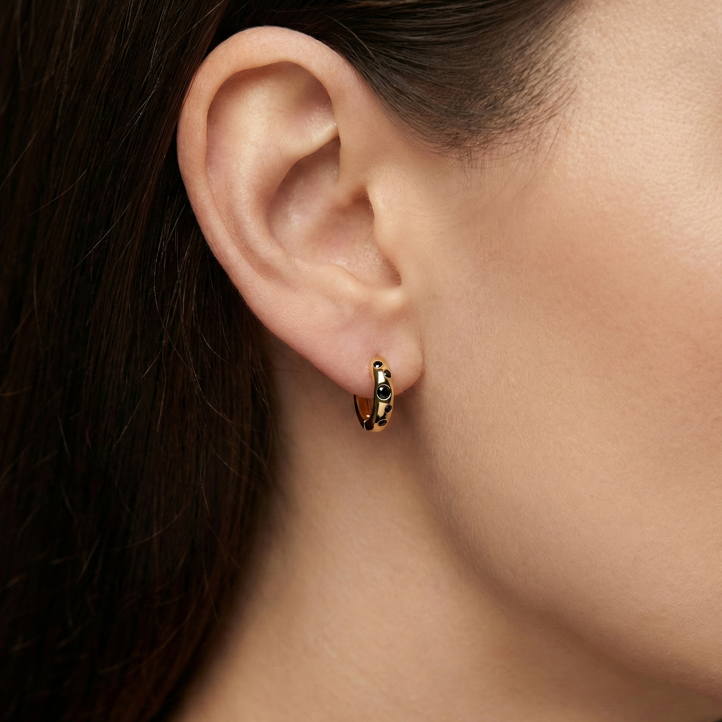 Créoles dorées or 18k serties de pierres noires, design bombé compact et contraste graphique élégant