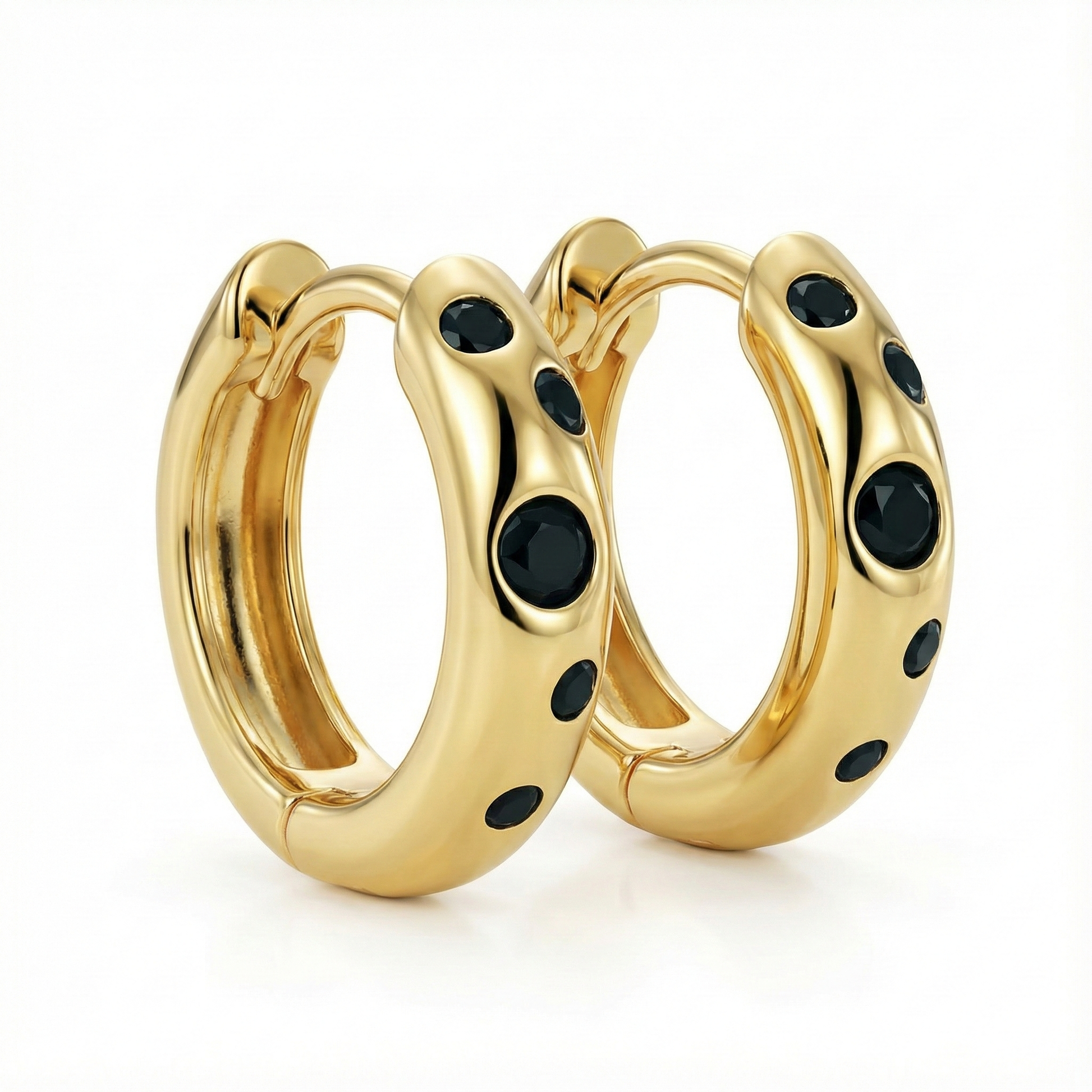Créoles dorées or 18k serties de pierres noires, design bombé compact et contraste graphique élégant