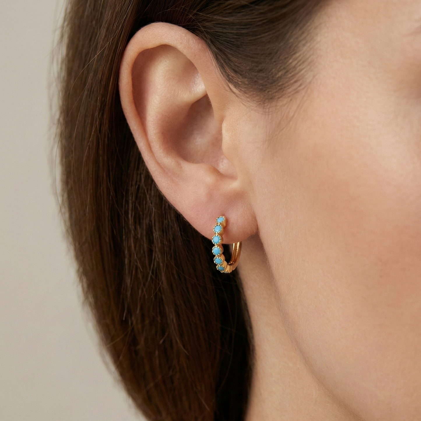 Créoles dorées or 18k serties de pierres turquoise rondes, bijou solaire et estival au design élégant