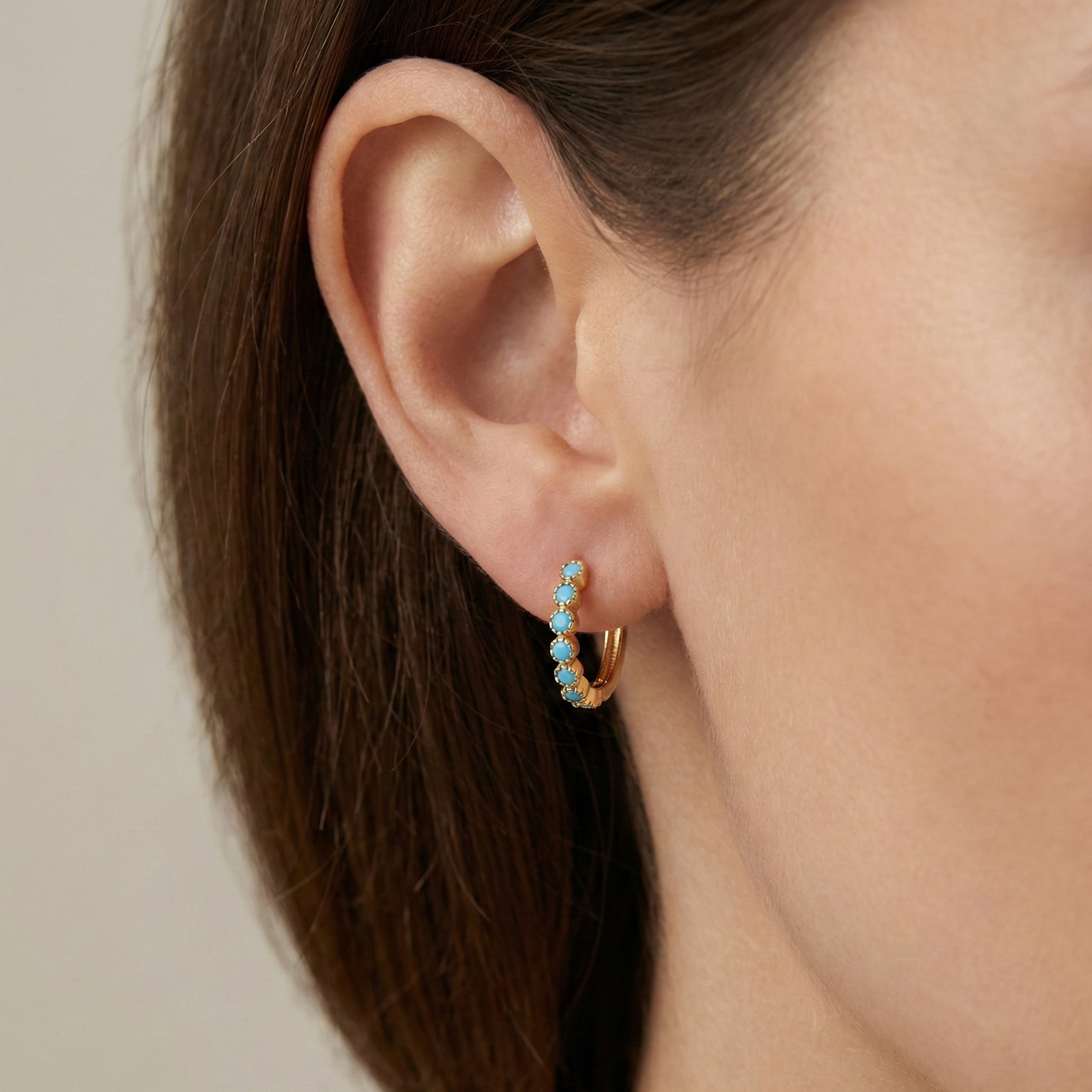 Créoles dorées or 18k serties de pierres turquoise rondes, bijou solaire et estival au design élégant