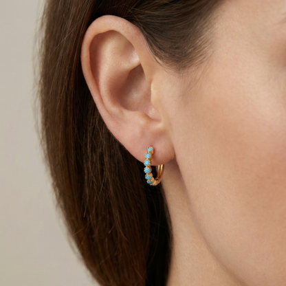 Créoles dorées or 18k serties de pierres turquoise rondes, bijou solaire et estival au design élégant