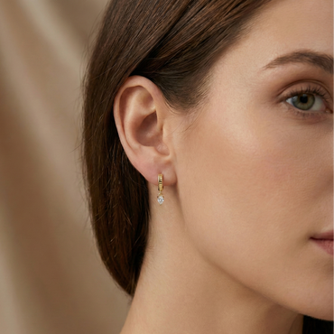 Créoles dorées or 18k texturées avec pampille en zircon taillée en goutte, bijou élégant et lumineux en mouvement