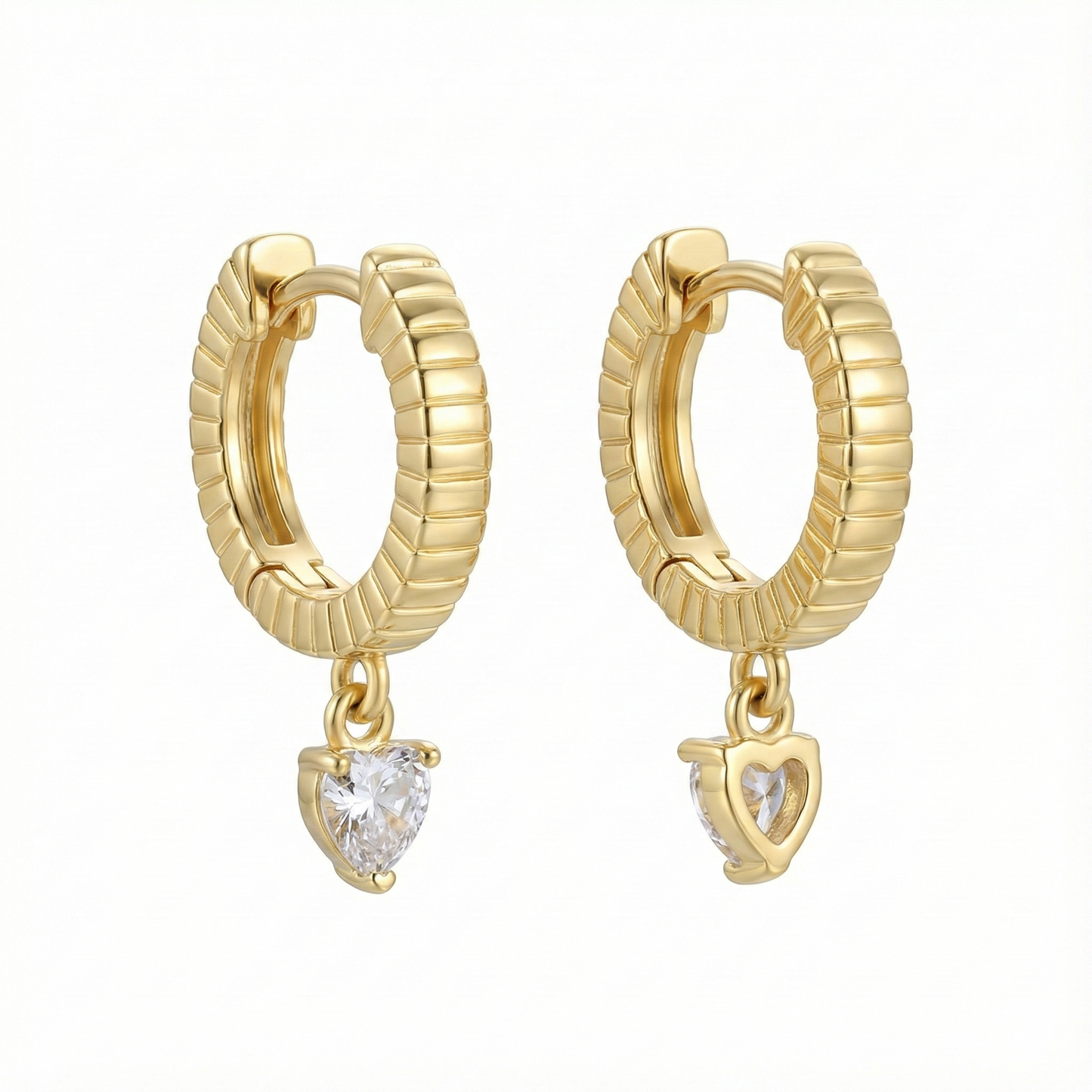 Créoles dorées or 18k texturées avec pampille en zircon taillée en goutte, bijou élégant et lumineux en mouvement