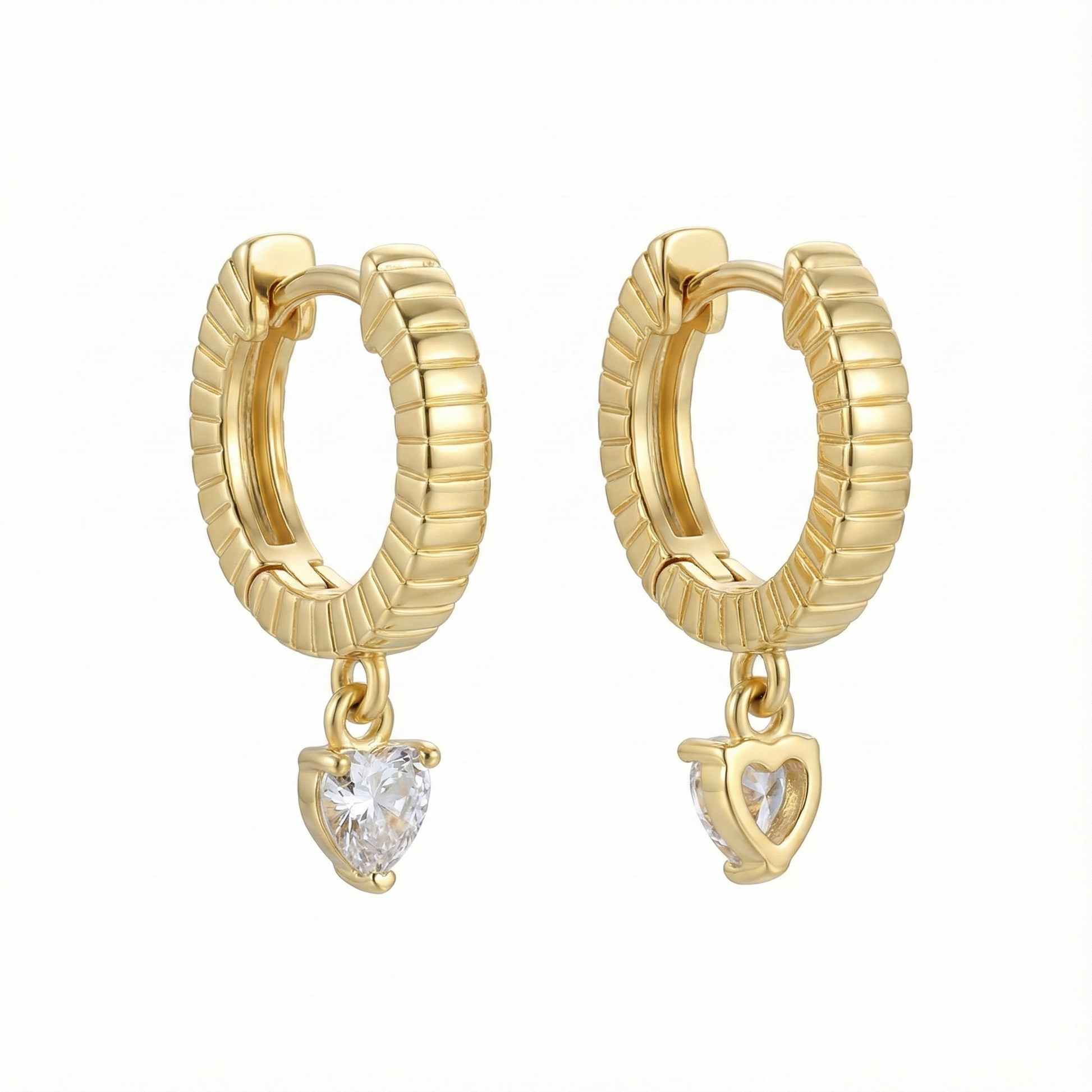 Créoles dorées or 18k texturées avec pampille en zircon taillée en goutte, bijou élégant et lumineux en mouvement