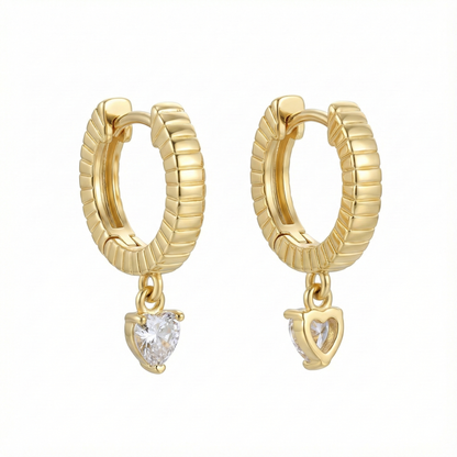 Créoles dorées or 18k texturées avec pampille en zircon taillée en goutte, bijou élégant et lumineux en mouvement