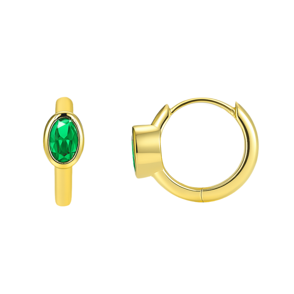 Ces créoles dorées minimalistes se distinguent par leur forme ovale épurée, sublimée en leur centre par une pierre synthétique verte aux reflets émeraude. Leur design simple mais vibrant attire immédiatement le regard grâce au contraste entre le métal doré et la pierre lumineuse.