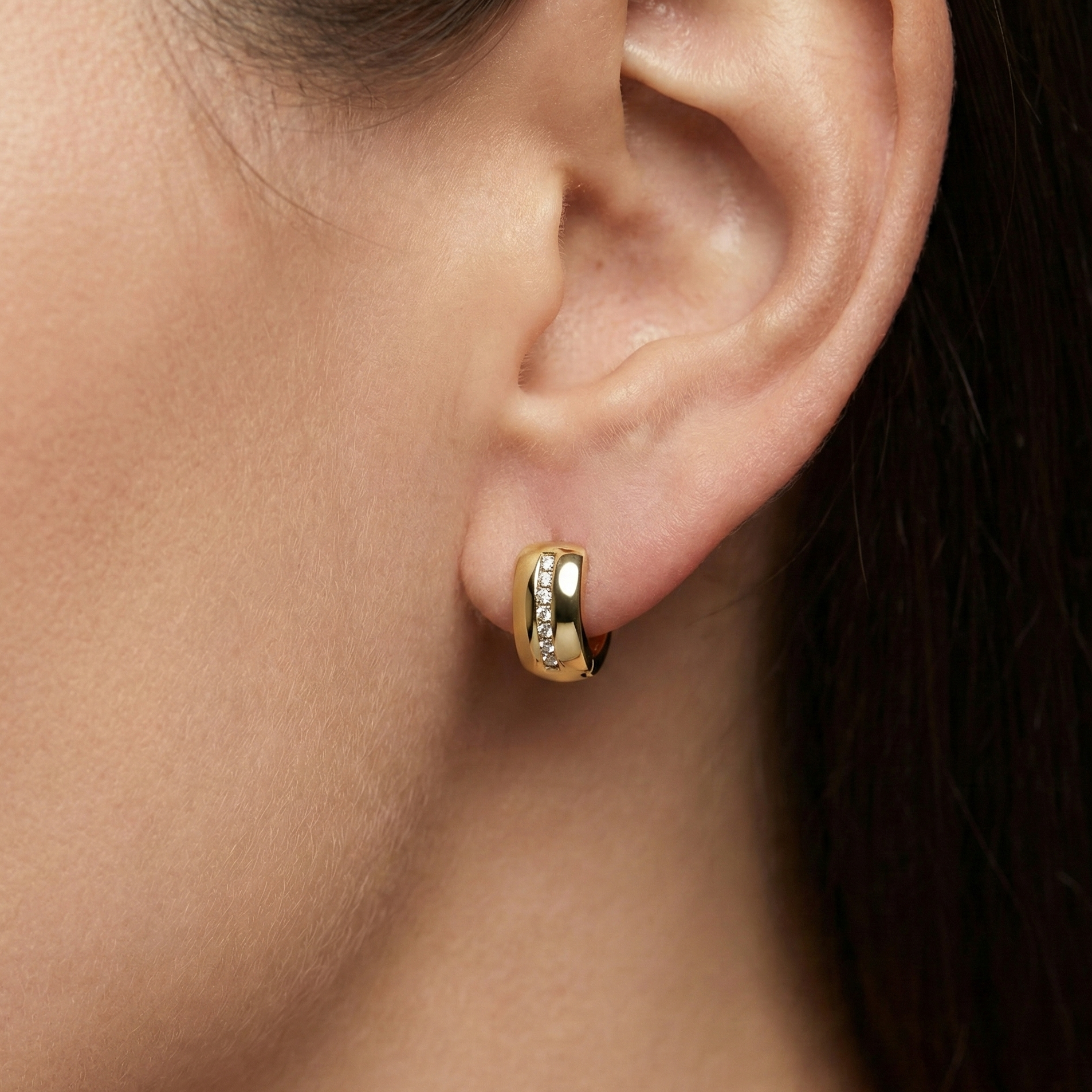 Créoles épaisses dorées or 18k avec ligne verticale de zircons blancs scintillants, design minimaliste et élégant