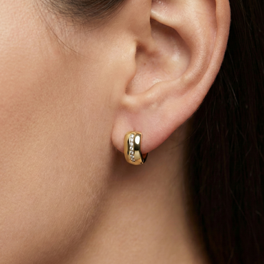 Créoles épaisses dorées or 18k avec ligne verticale de zircons blancs scintillants, design minimaliste et élégant