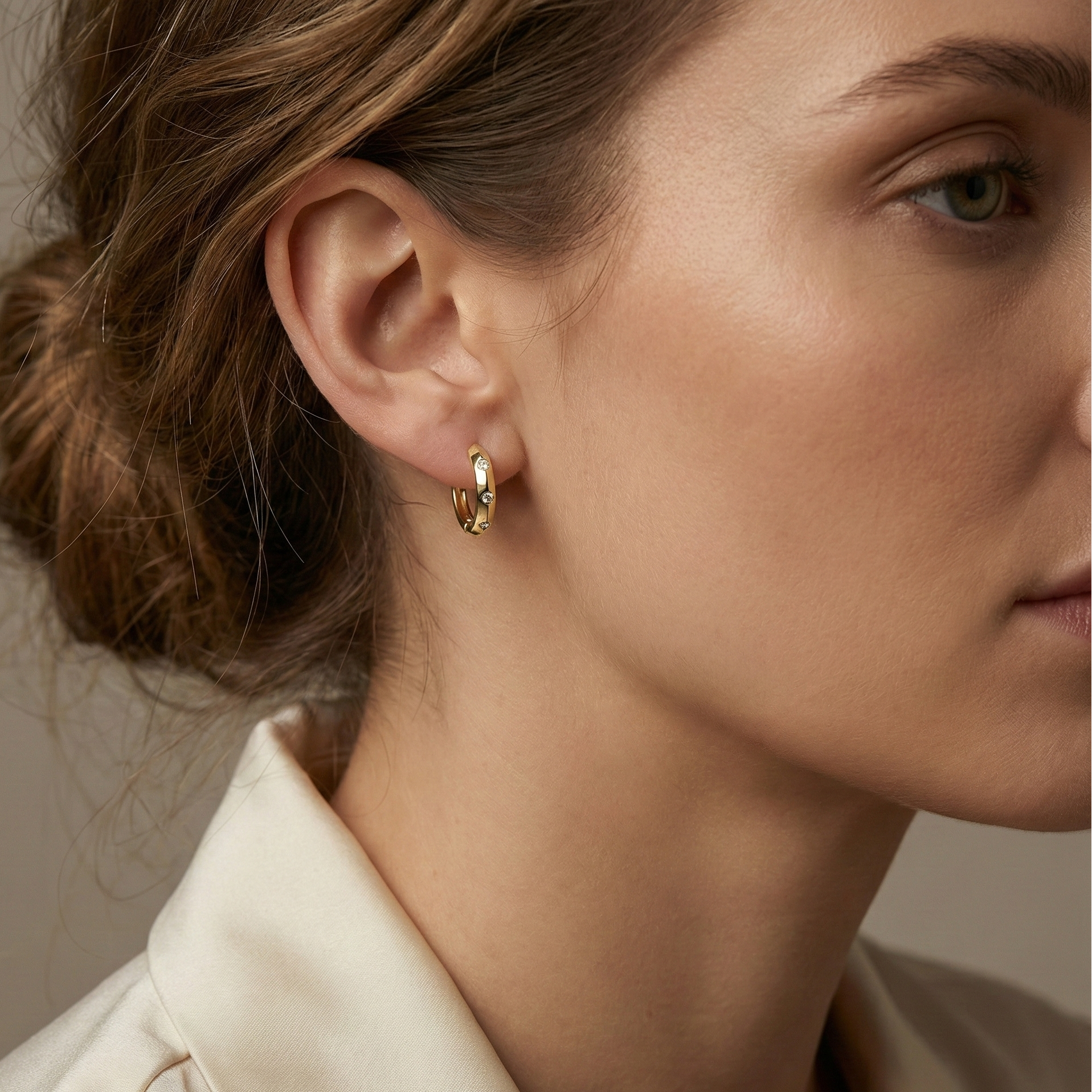 Créoles facettées dorées or 18k avec strass scintillants, design angulaire graphique et moderne