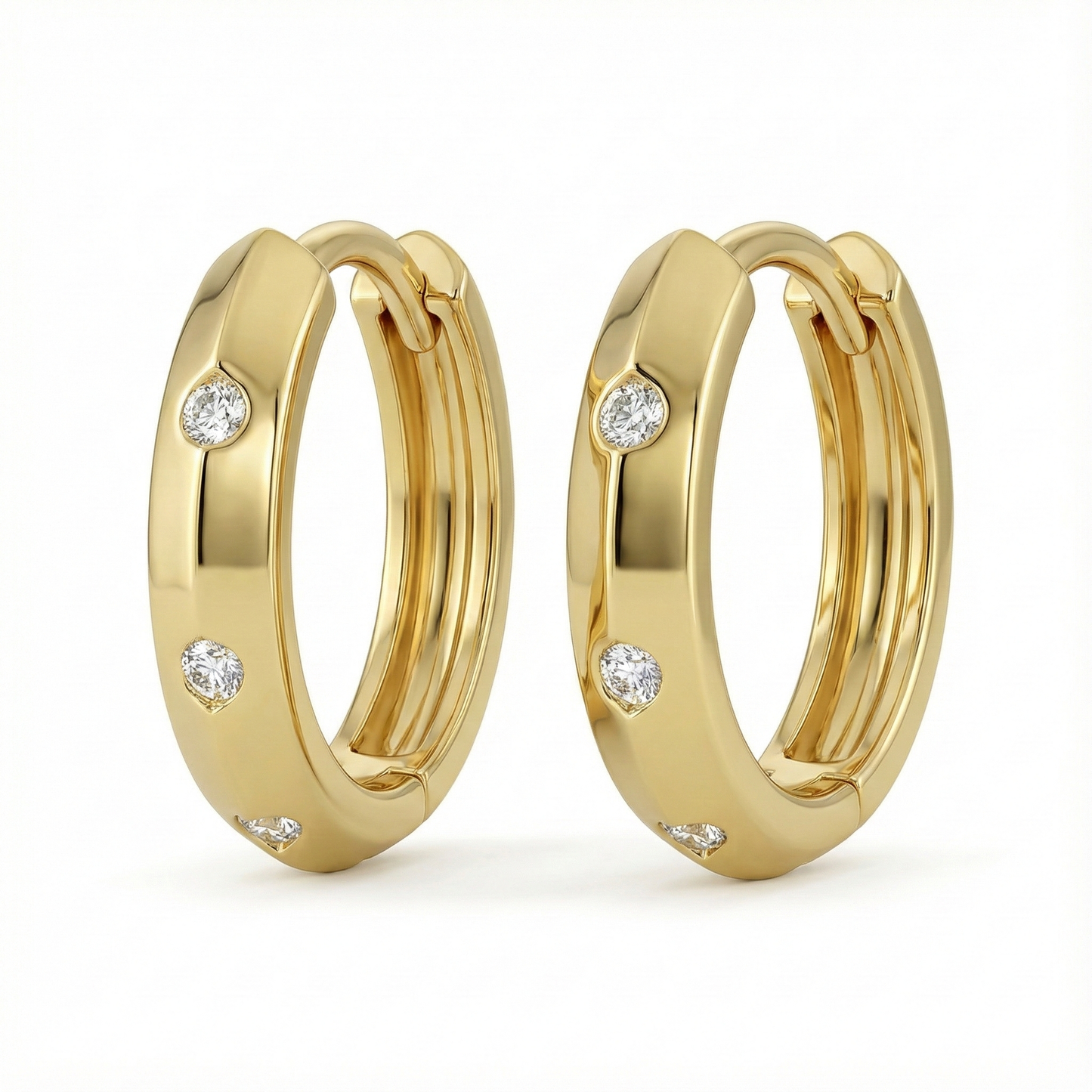 Créoles facettées dorées or 18k avec strass scintillants, design angulaire graphique et moderne