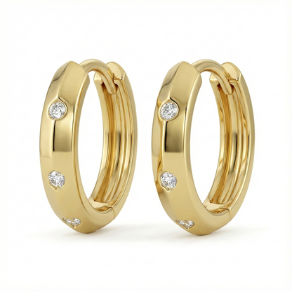 Créoles facettées dorées or 18k avec strass scintillants, design angulaire graphique et moderne