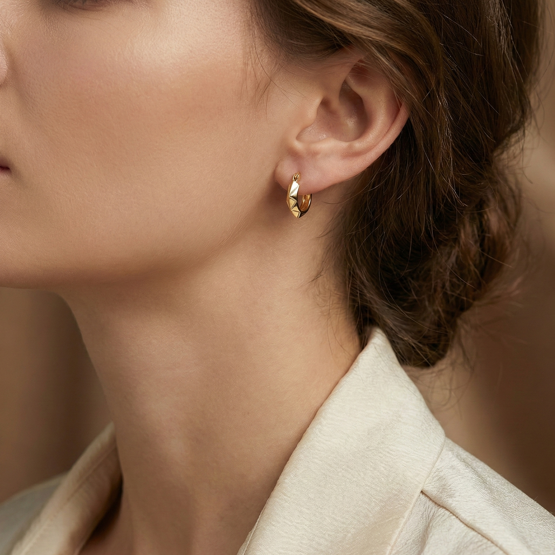 Créoles géométriques facettées dorées or 18k à motifs triangulaires, design architectural moderne et élégant