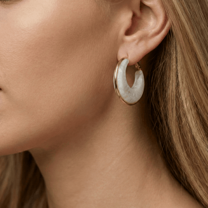 Créoles larges en acier inoxydable doré avec insert blanc effet nacré, diamètre 3,6 cm, créoles contemporaines pour usage quotidien