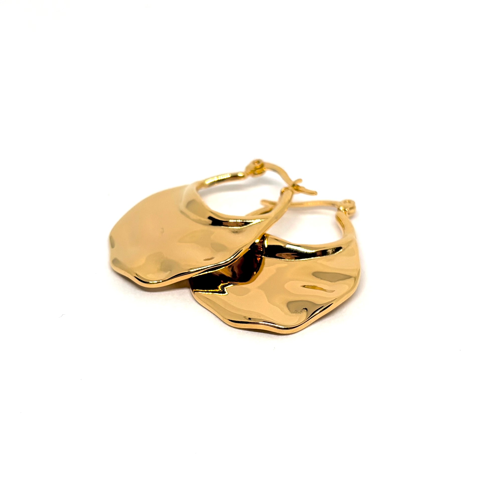 Boucles d’oreilles créoles larges dorées effet martelé, en acier inoxydable. Bijou sculptural et moderne, résistant à l’eau, hypoallergénique, parfait pour un style chic, arty ou urbain