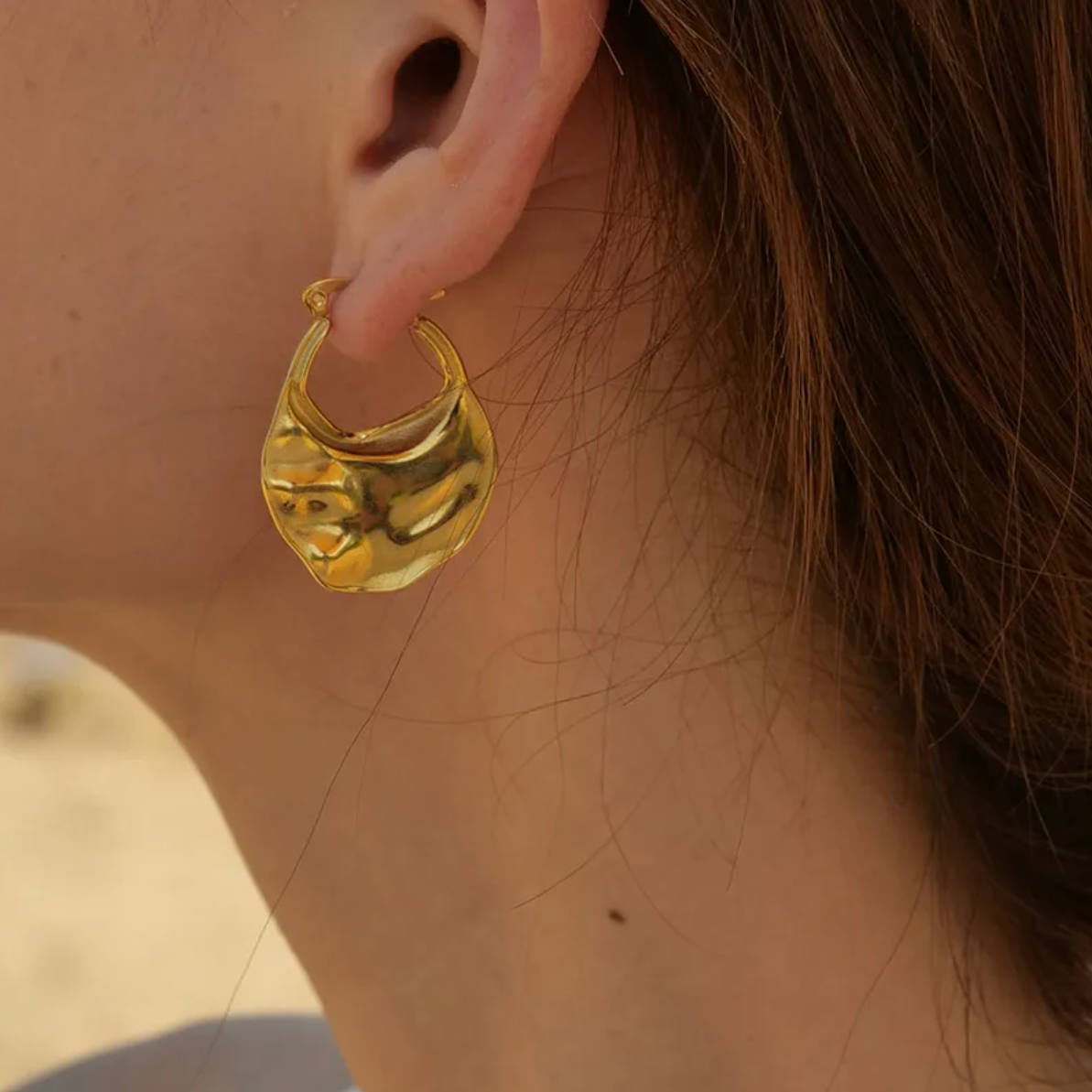 Boucles d’oreilles créoles larges dorées effet martelé, en acier inoxydable. Bijou sculptural et moderne, résistant à l’eau, hypoallergénique, parfait pour un style chic, arty ou urbain