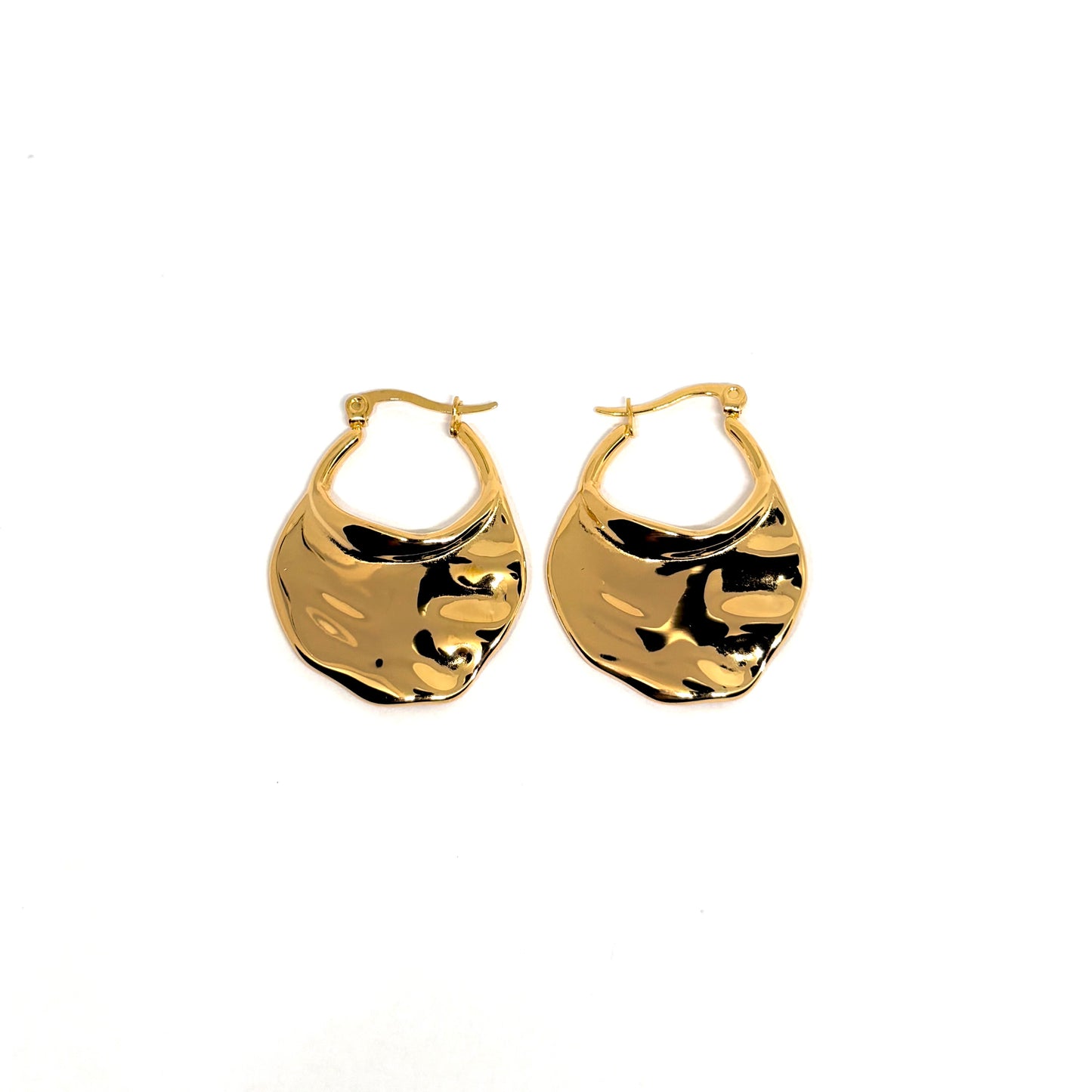 Boucles d’oreilles créoles larges dorées effet martelé, en acier inoxydable. Bijou sculptural et moderne, résistant à l’eau, hypoallergénique, parfait pour un style chic, arty ou urbain