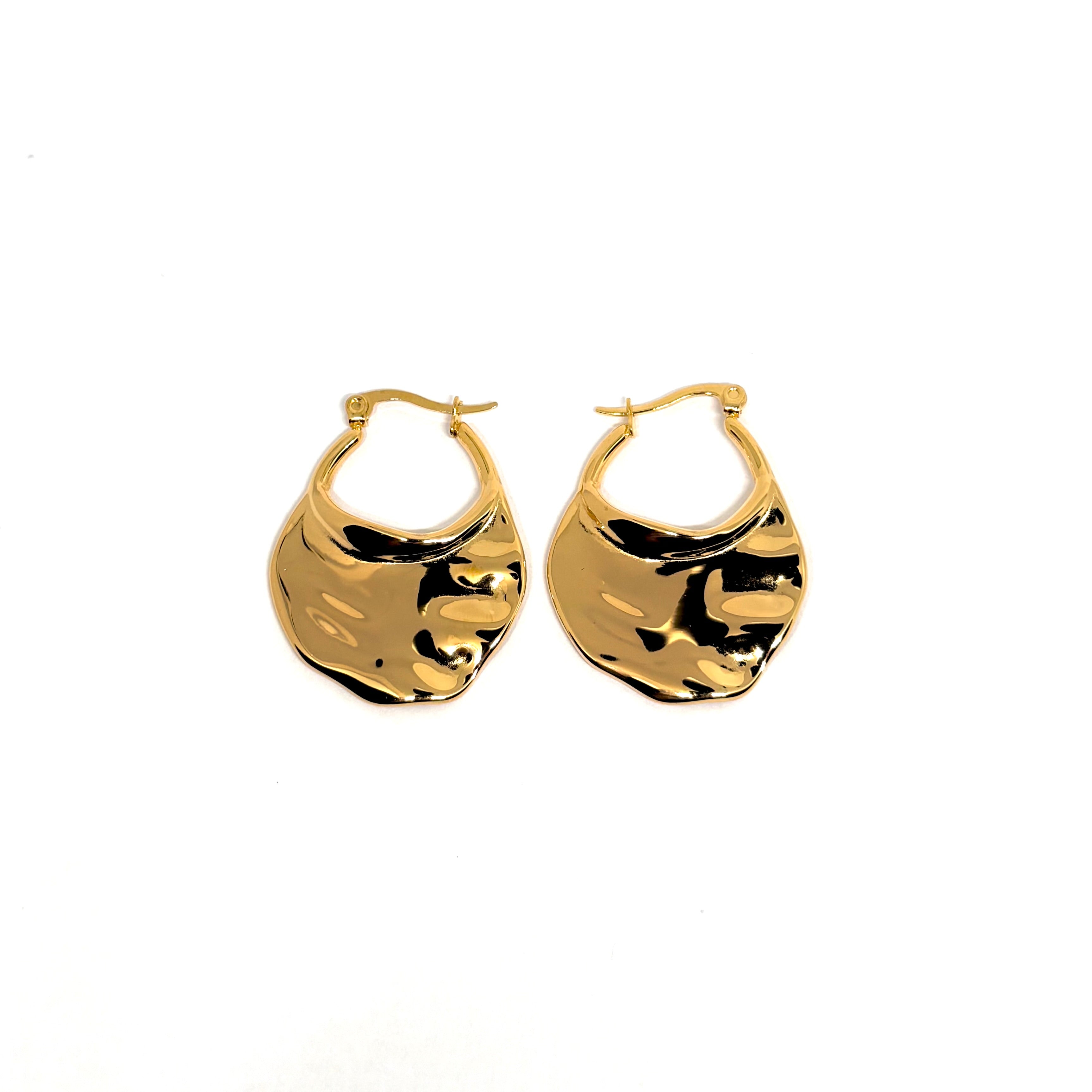 Boucles d’oreilles créoles larges dorées effet martelé, en acier inoxydable. Bijou sculptural et moderne, résistant à l’eau, hypoallergénique, parfait pour un style chic, arty ou urbain