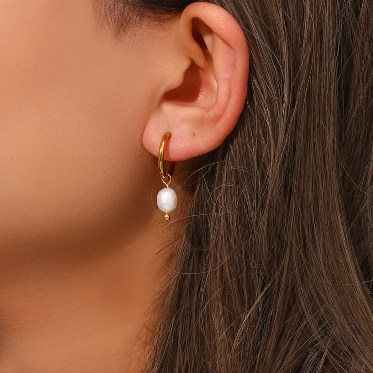 Boucles d’oreilles créoles pendantes dorées en acier inoxydable avec perles blanches en goutte. Bijou féminin et chic, minimaliste, hypoallergénique et résistant à l’eau, parfait pour un look élégant et moderne