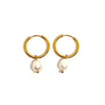Boucles d’oreilles créoles pendantes dorées en acier inoxydable avec perles blanches en goutte. Bijou féminin et chic, minimaliste, hypoallergénique et résistant à l’eau, parfait pour un look élégant et moderne