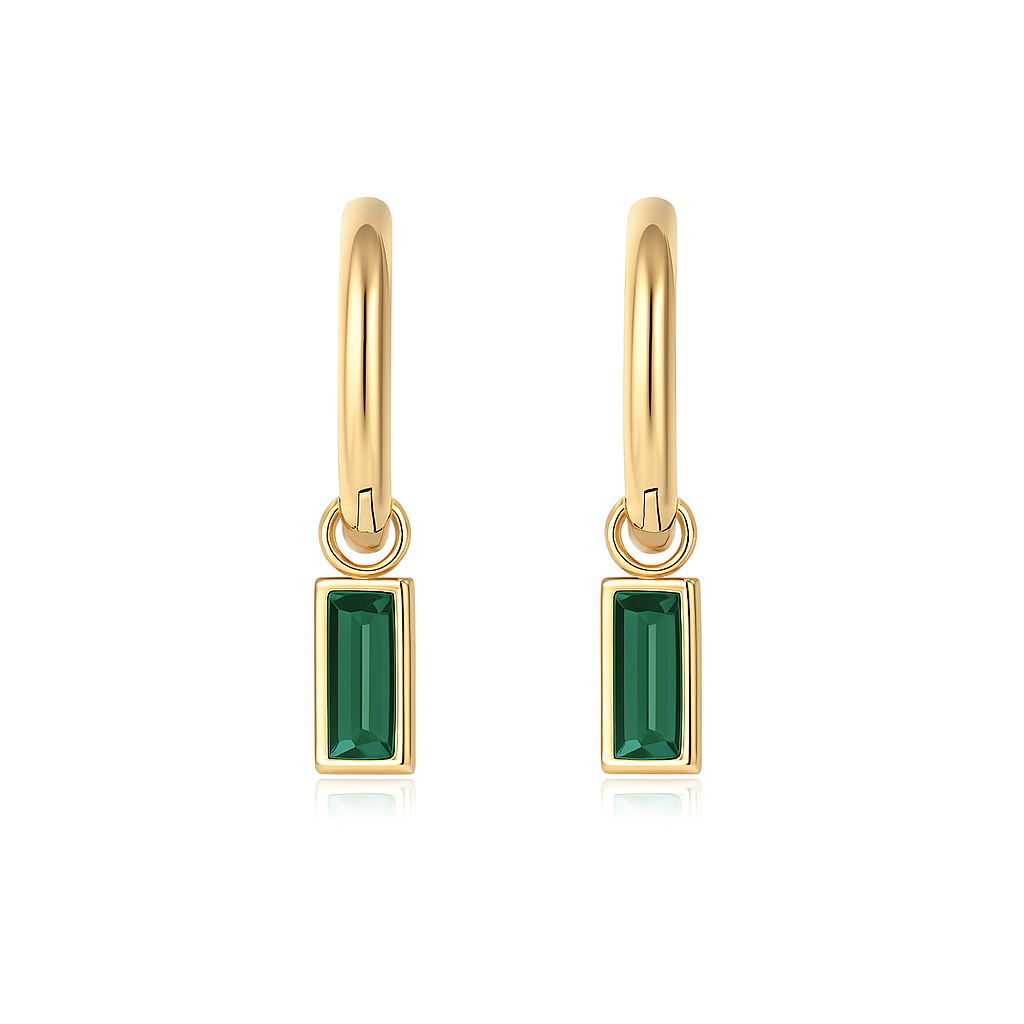 Créoles femme fines en acier inoxydable couleur doré, ornées d’un pendentif rectangulaire serti d’un cristal vert émeraude. Une paire de boucles d’oreilles pendantes au design minimaliste et à l’éclat raffiné.

Matériau : Acier inoxydable doré, plaquage or véritable, hypoallergénique, résistant à l’eau et à l’oxydation.
Pierre : Cristal vert baguette, monture fermée.
Dimensions : Hauteur totale 2,3 cm – pendentif 0,7 x 0,3 cm – poids ≈ 1,43 g (par boucle).
Fermoir : Anneau clic sécurisé.
Type : Créoles pend