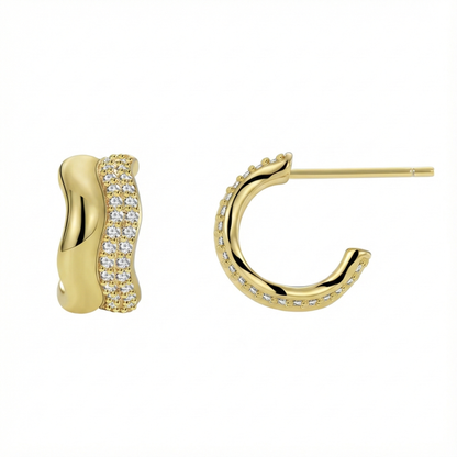 Créoles semi-ouvertes dorées or 18k avec pavage de zircons blancs sur la face extérieure, profil bombé et fermoir tige poussette