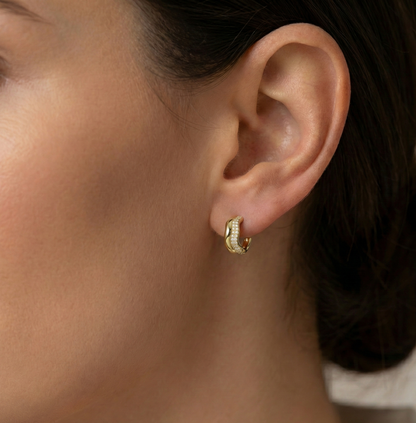 Créoles semi-ouvertes dorées or 18k avec pavage de zircons blancs sur la face extérieure, profil bombé et fermoir tige poussette