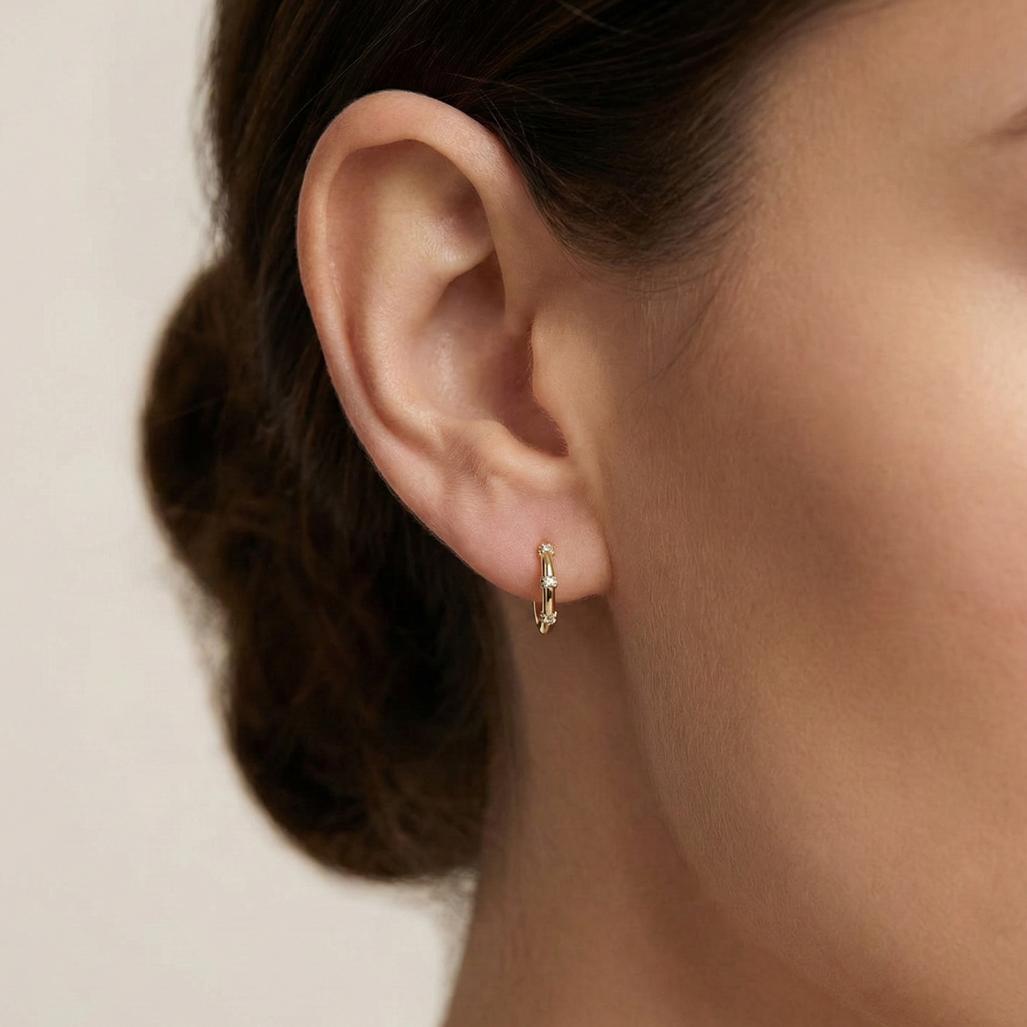 Créoles semi-ouvertes dorées or 18k avec trois lignes de zircons scintillants, design moderne et élégant