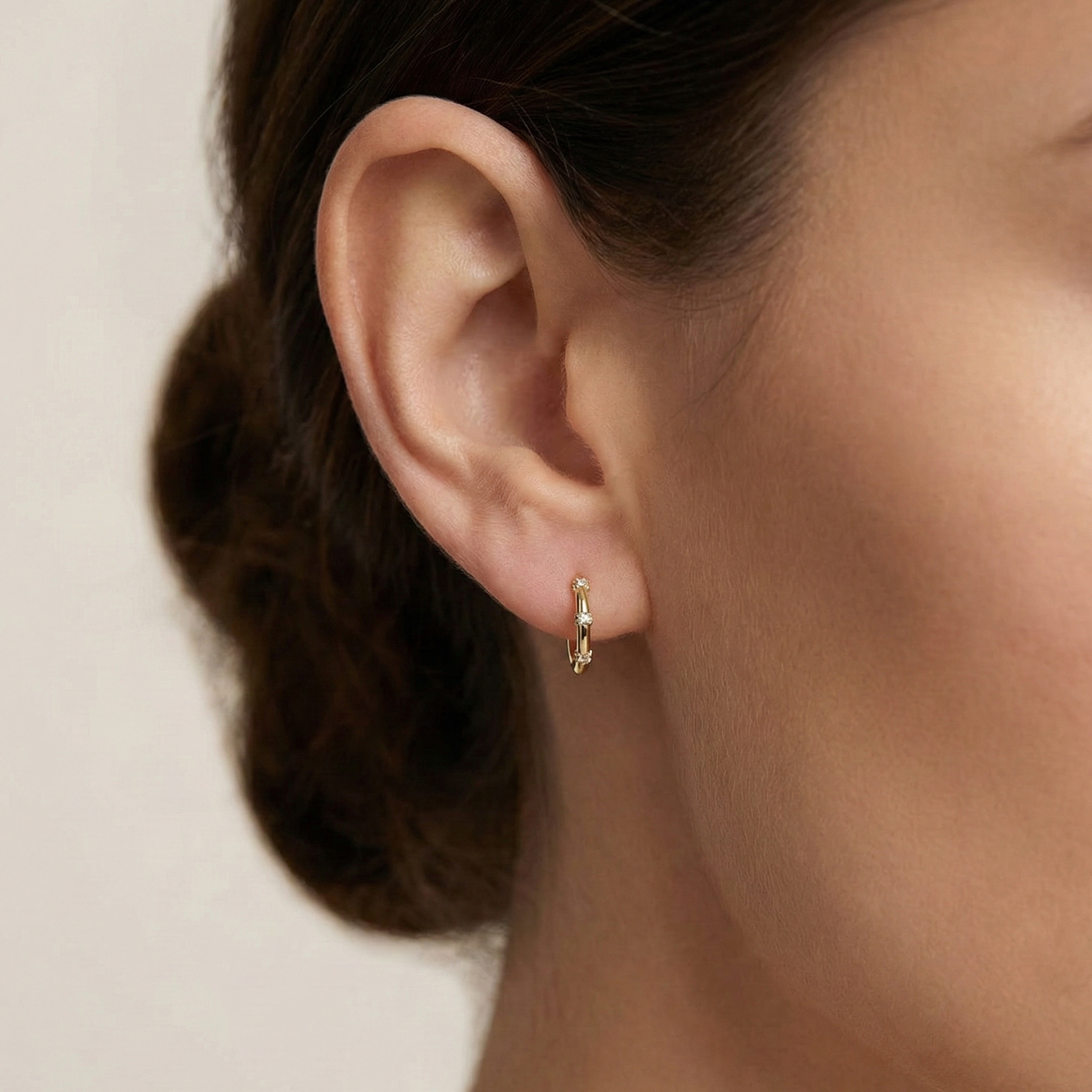 Créoles semi-ouvertes dorées or 18k avec trois lignes de zircons scintillants, design moderne et élégant