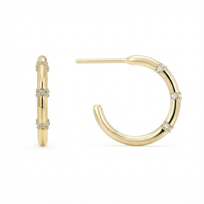 Créoles semi-ouvertes dorées or 18k avec trois lignes de zircons scintillants, design moderne et élégant