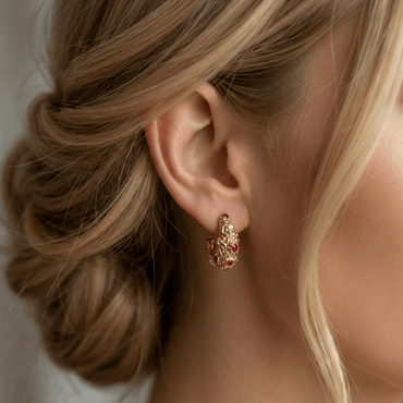 Créoles texturées en acier inoxydable doré serties de pierres rouges et blanches, design sculptural élégant, usage quotidien