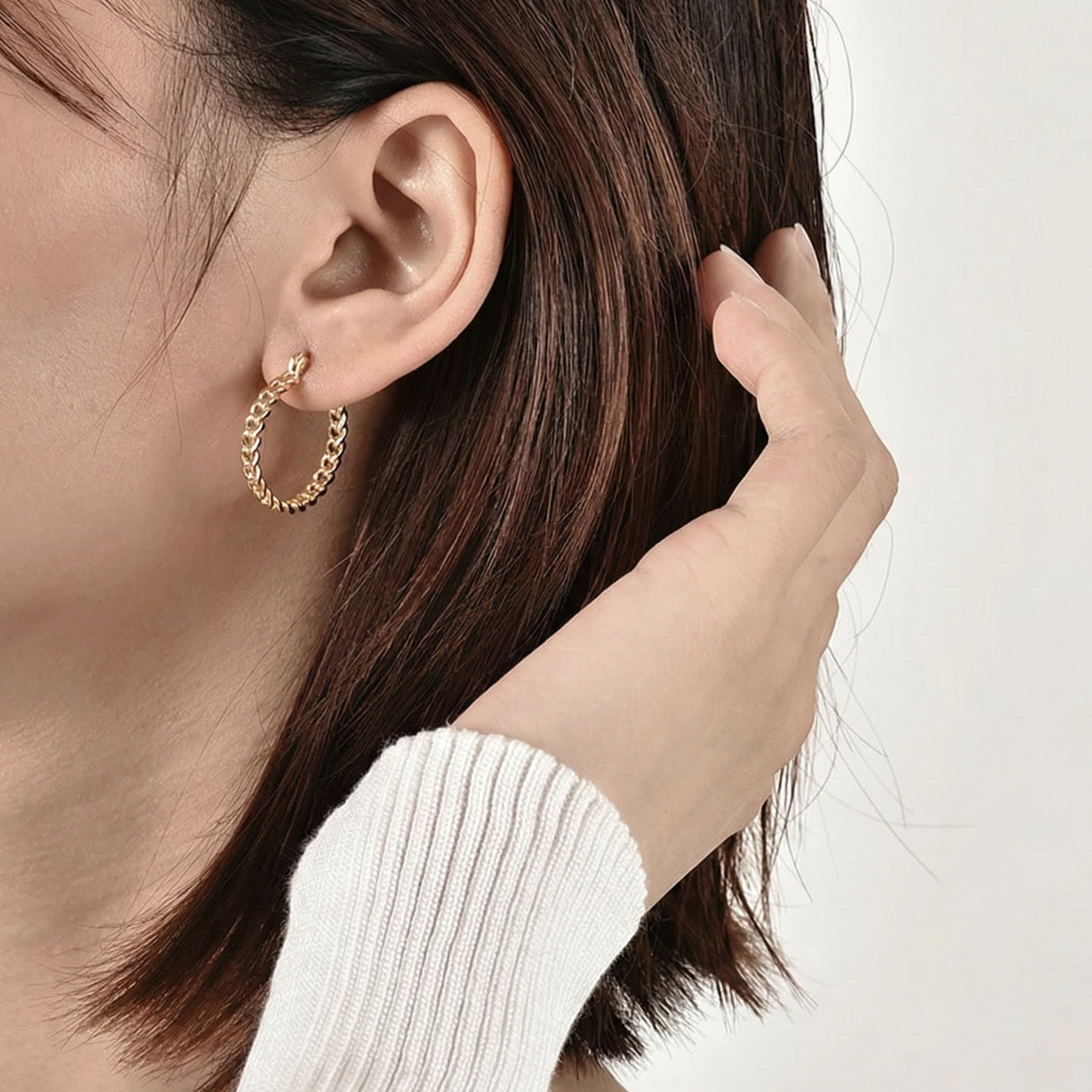 Créoles torsadées dorées or 18k à effet tressé en relief, design arrondi élégant et lumineux