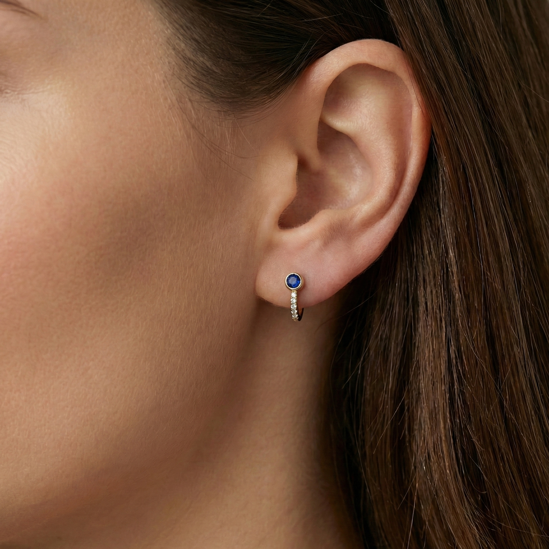 Boucles d’oreilles demi-créoles doré à l’or 18k avec zircon bleu