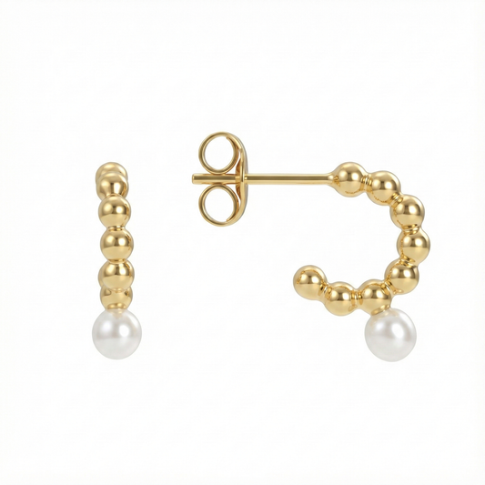 Boucles d’oreilles demi-créoles dorées or 18k composées de perles métalliques sculptées avec perle blanche nacrée suspendue, design contemporain et élégant